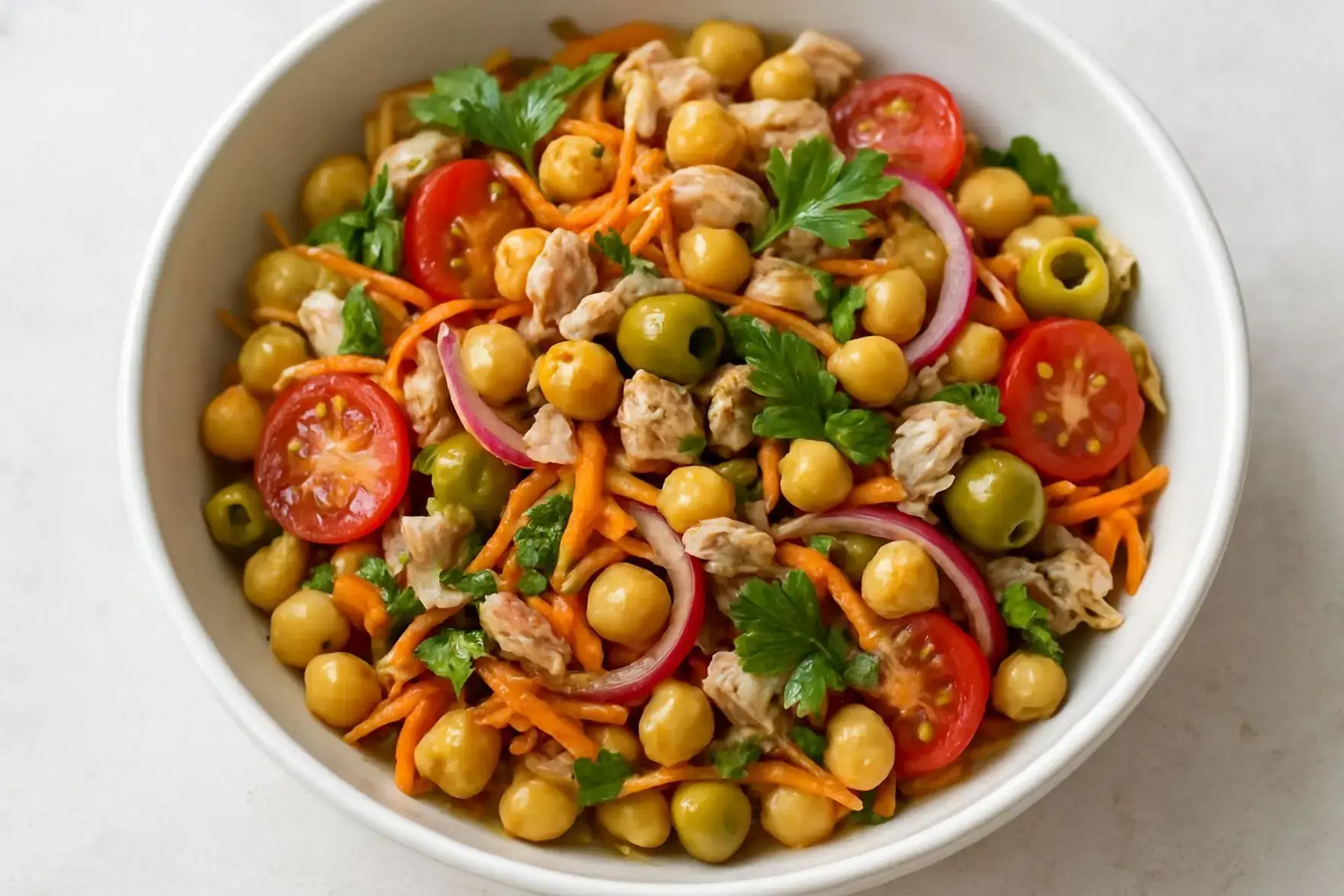 Salada de grão-de-bico com atum Salada de grão-de-bico com atum