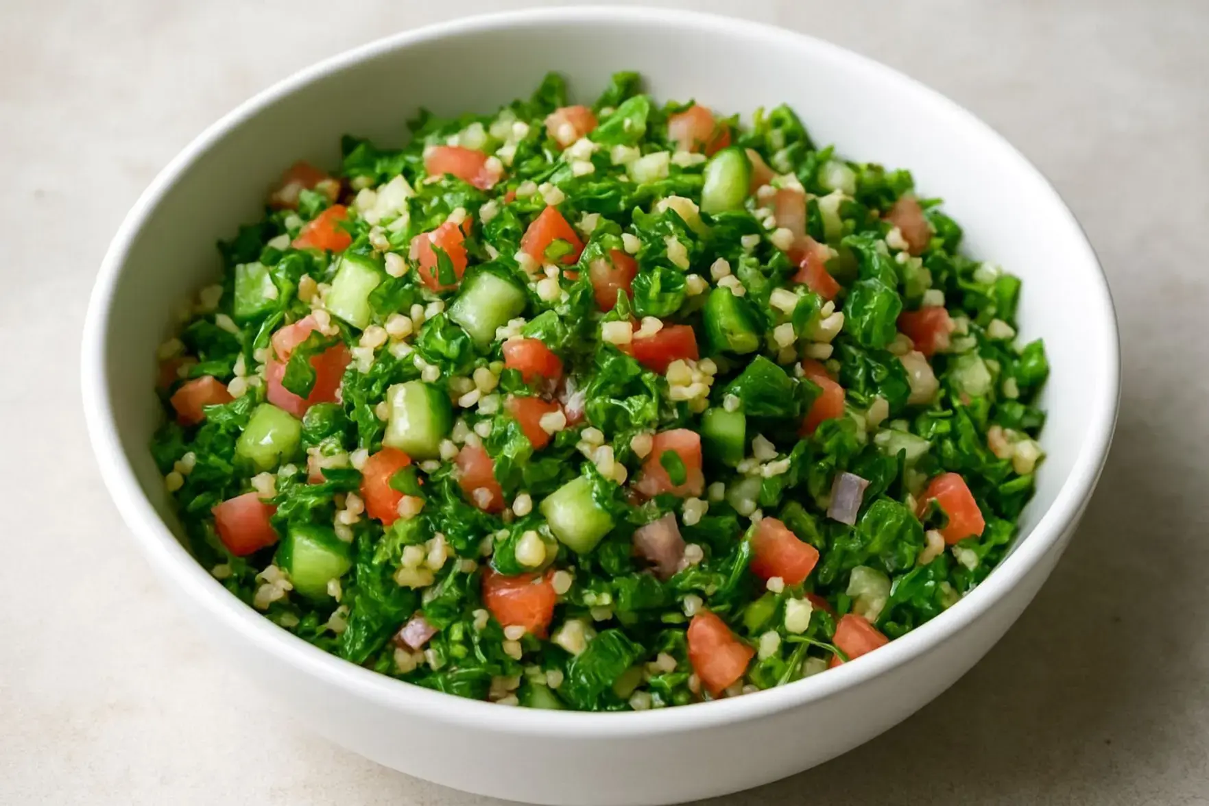 Tabule refrescante com pepino e tomate Tabule refrescante com pepino e tomate