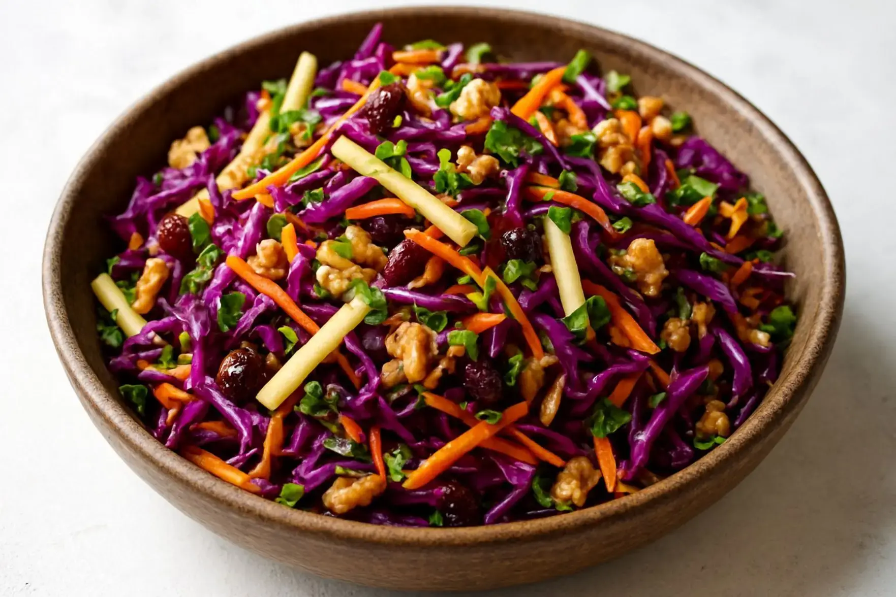 Salada de repolho roxo com maçã e nozes Salada de repolho roxo com maçã e nozes